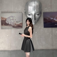 主持人 伊念
