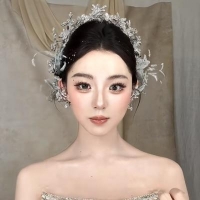 主持人李德英