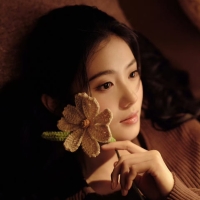 主持人何婧雯
