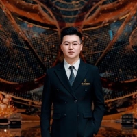主持人 李钊