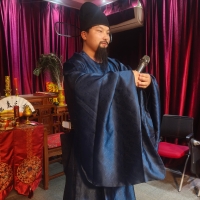 主持人李亮
