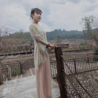 主持人张瑶