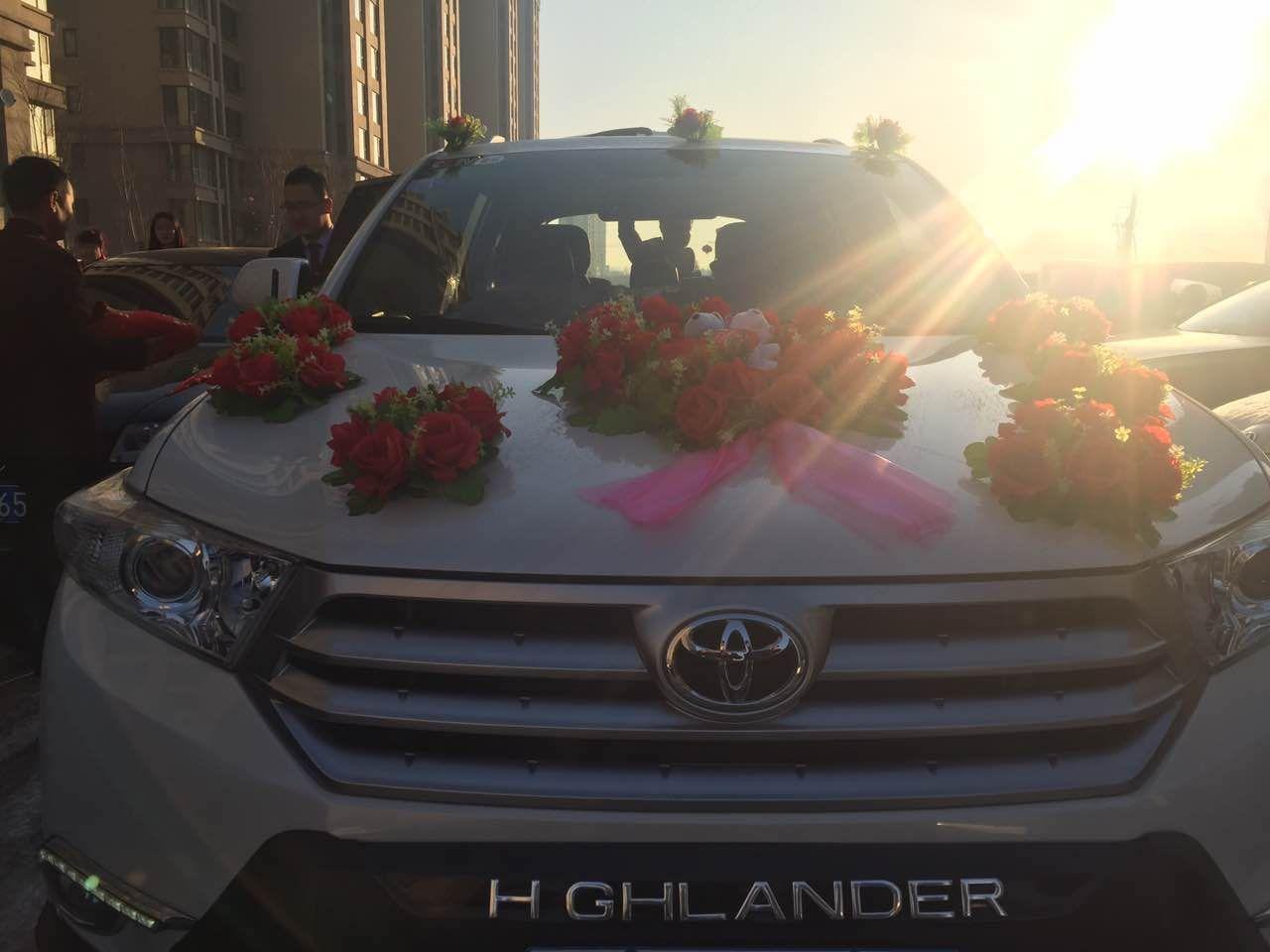 白色丰田汉兰达婚车头车 奥迪车队