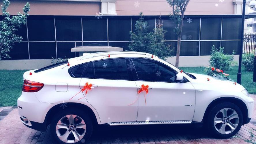 白色宝马x6 鲜花婚车头车 奥迪车队