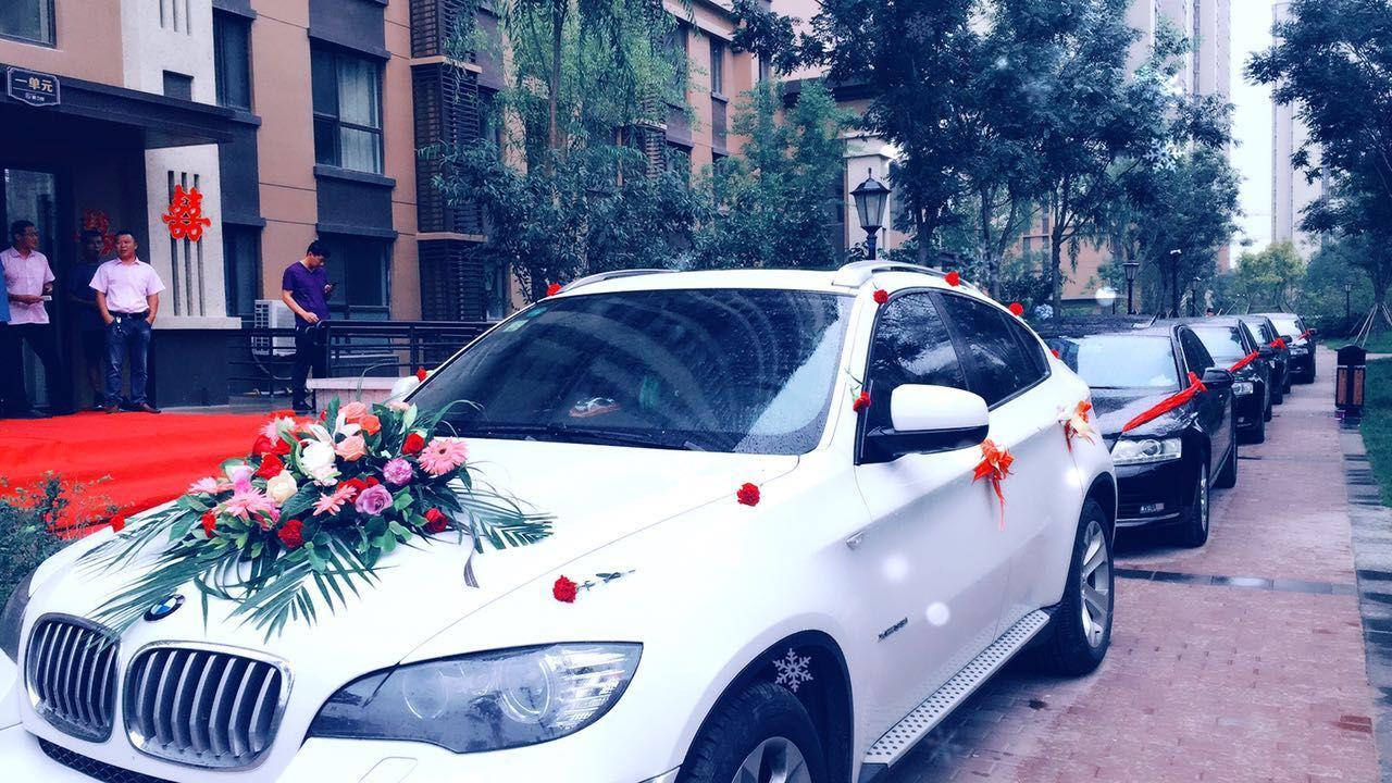 白色宝马x6 鲜花婚车头车 奥迪车队