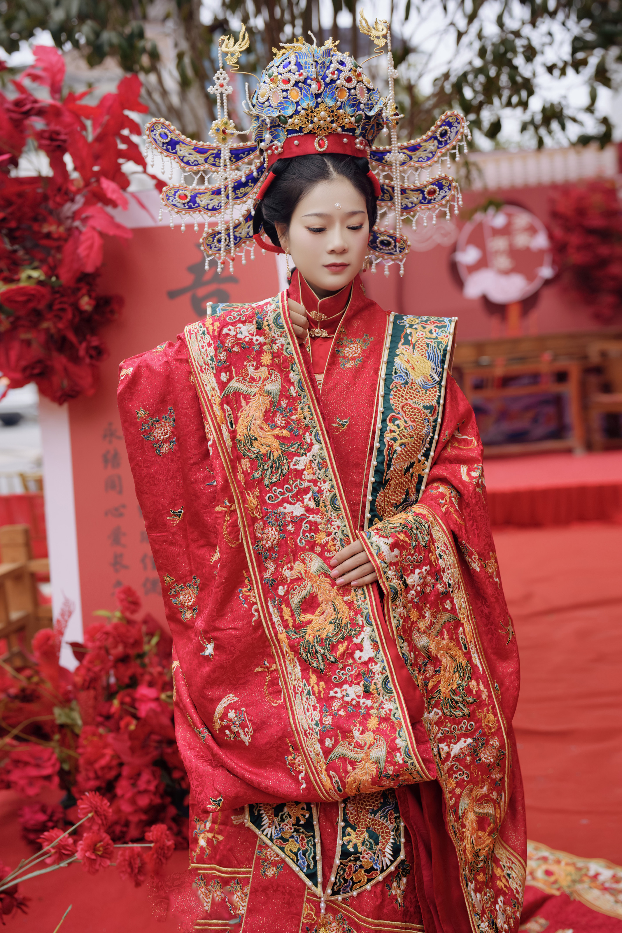 凤冠霞帔,十里红妆;锦绣华服,珠翠环绕